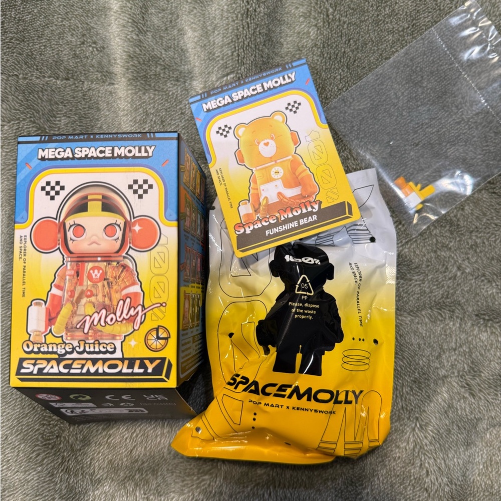 Pop Mart MEGA SPACE MOLLY 100% Series 4- confirmed Funshine Bear
